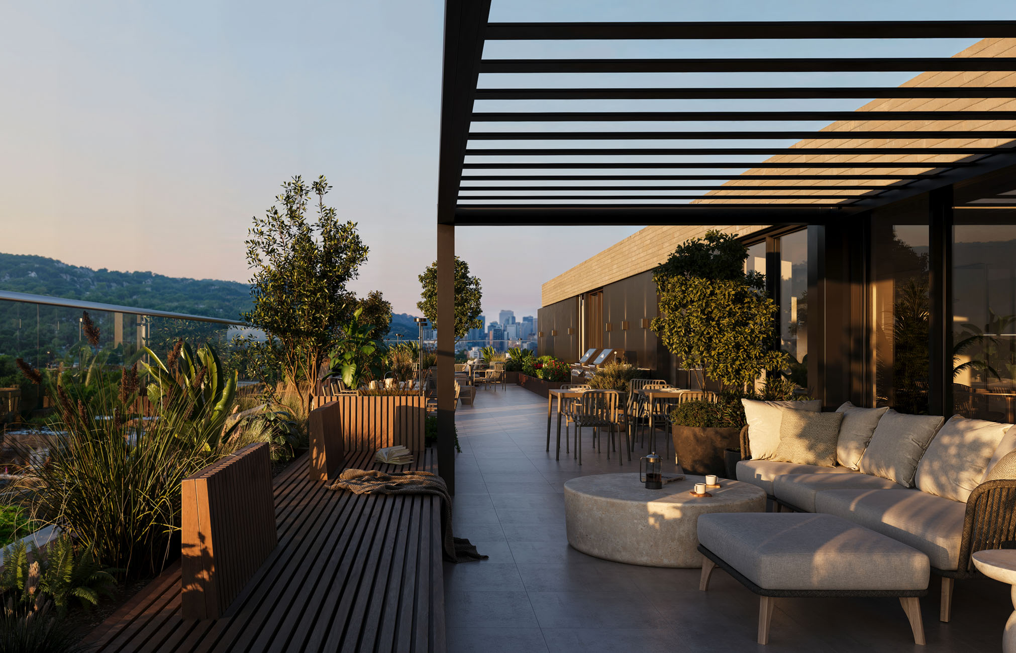 Une terrasse moderne sur le toit avec des sièges, des bancs en bois, des plantes en pot et une pergola. Les balustrades en verre offrent une vue sur la verdure et l'horizon lointain de la ville sous un ciel clair au coucher du soleil.